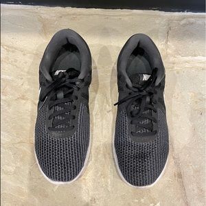 Women’s Nike tennis shoes